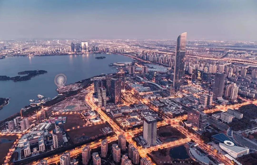 落实政策 利企惠民——园区管委会领导莅临云顶国际进行政策解读